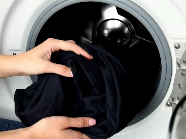 8 эффективных способов, как вывести пятна от порошка на одежде после стирки