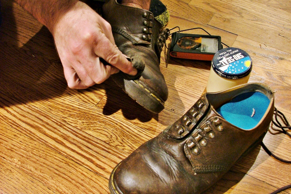 Чем обработать обувь, чтобы не промокала: лучшие народные и магазинные средства