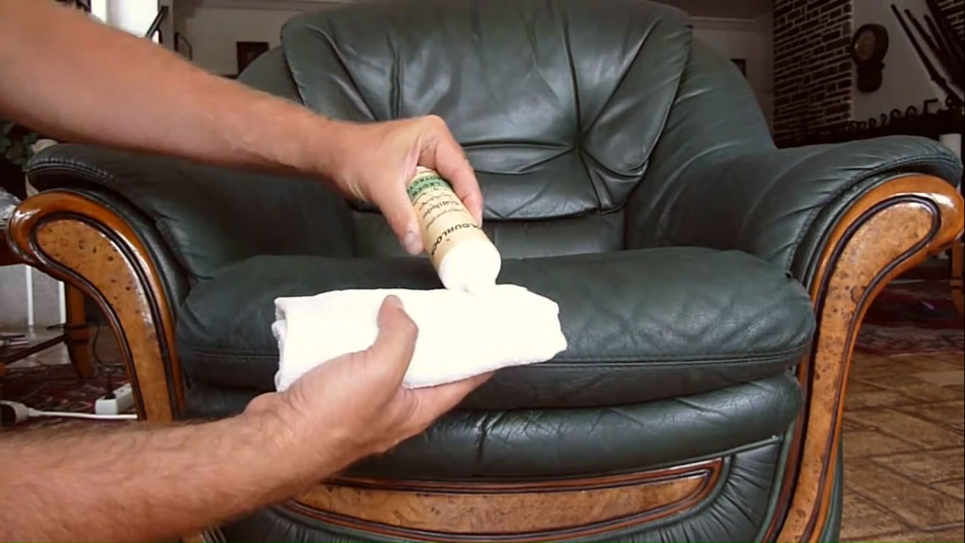 Как оттереть ручку с кожаного дивана: 8 способов очистки мебели  | mirnadivane.ru