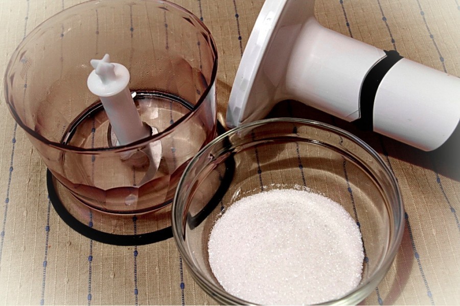 При отсутствии кофемолки сахарную пудру можно сделать разными способами: с помощью ступки и пестика, блендера, скалки, ложки, молотка или зернодробилки