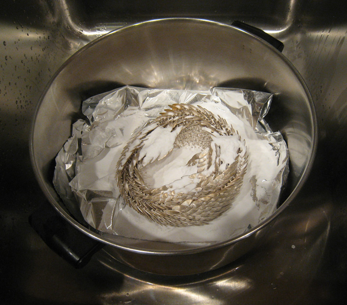 Чистка серебра содой и фольгой в домашних условиях: как правильно почистить и можно ли, рецепты растворов и пошаговая инструкция