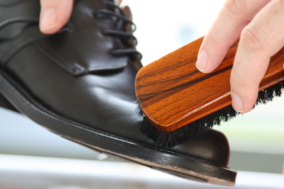 Как убрать черные полосы с белой обуви, как очистить черные полоски с лакированной обуви, чем оттереть