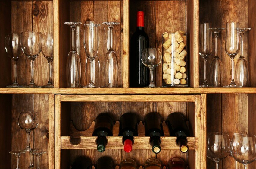 Как хранить вино в домашних условиях в бутылках или бочках - необходимая температура, влажность и освещение