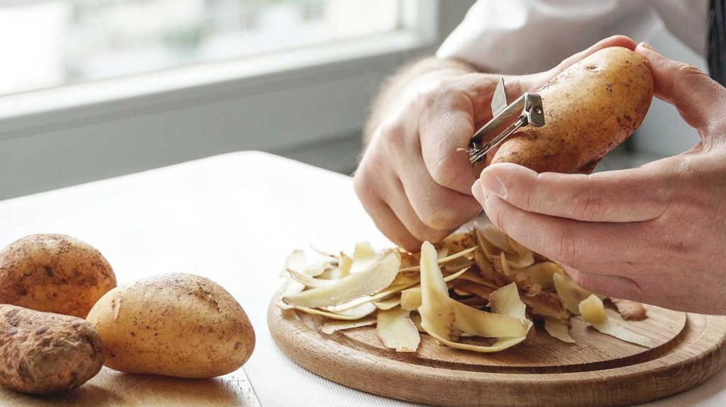 Как чистить картошку ножом или овощечисткой правильно и быстро