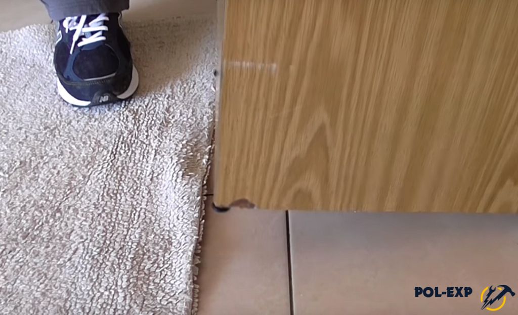 Как передвинуть тяжелый шкаф без ножек по полу, не повредив покрытие