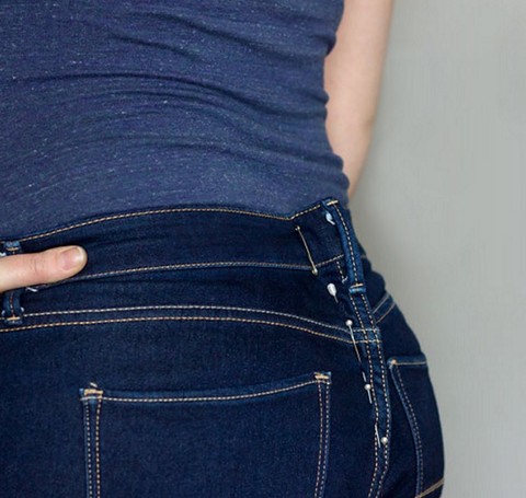 Как ушить джинсы в талии: без швейной машинки, с помощью резинки, лайфхаки и советы