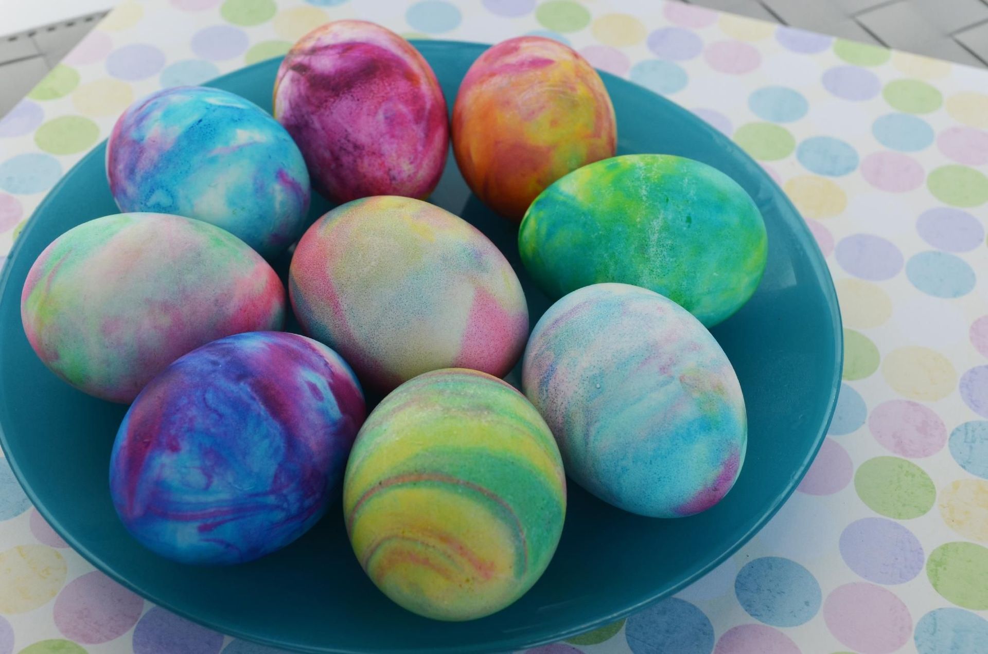 Как покрасить яйца на пасху своими руками | 6 красивых способов