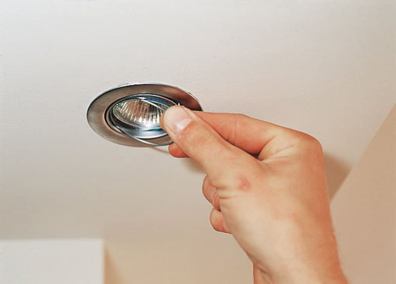 Как выкрутить лампочку из подвесного потолка, чтобы не повредить прибор и конструкцию