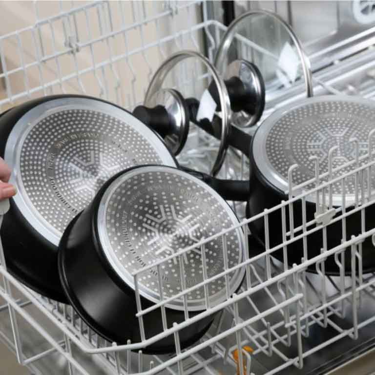 Не всю посуду разрешается мыть в посудомоечной машине Это связано с повреждением некоторых материалов Относится ли это к сковородкам