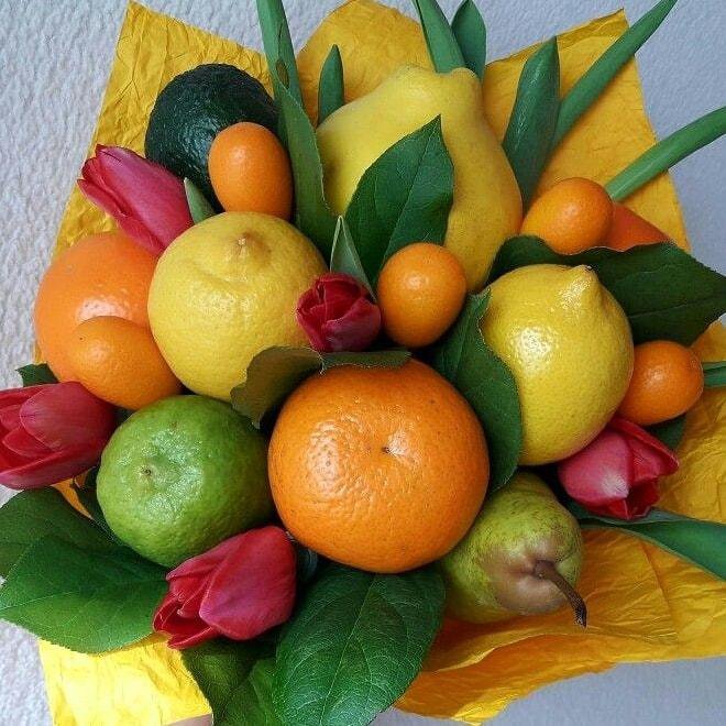 Как оформить букет из цветов и фруктов своими руками