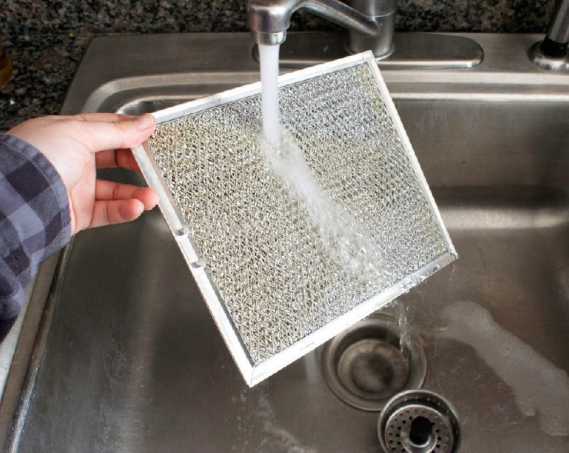 Какими средствами можно быстро отчистить решетку вытяжки на кухне от жираНародные и готовые средства для мытья вытяжки