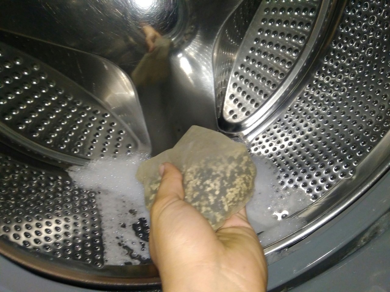 В жесткой воде при стирке образуется. Отверстие для чистки стиральной машины. Барабан от стиральной машины. Вонь из стиральной машинки. Пахнет из барабана стиральной машины.