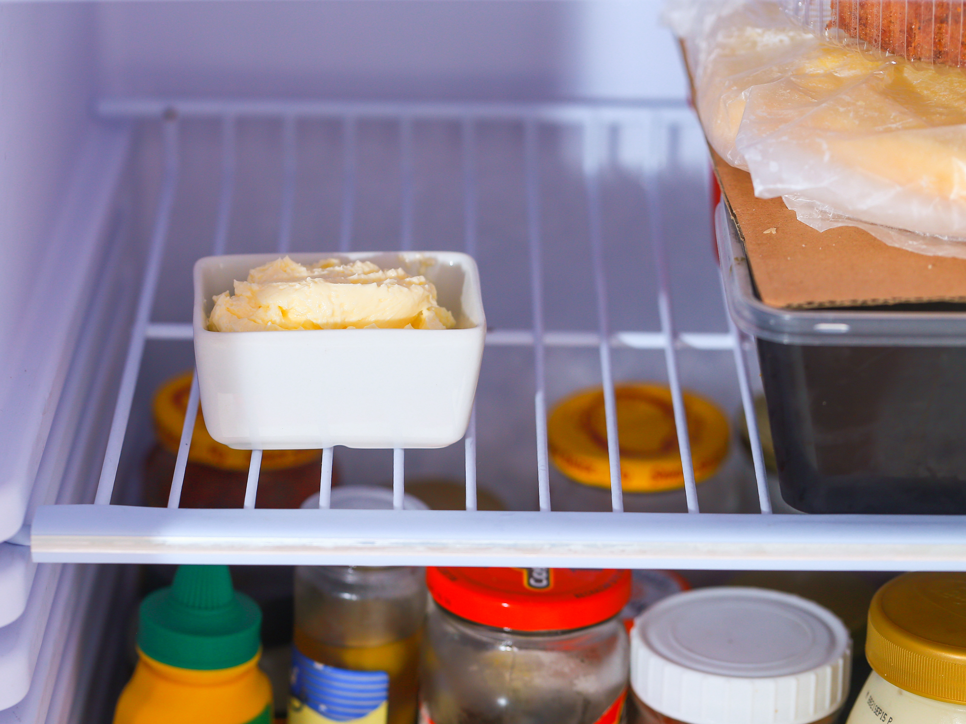 Можно ли сливочное масло хранить в морозилке: какой срок хранения и температура