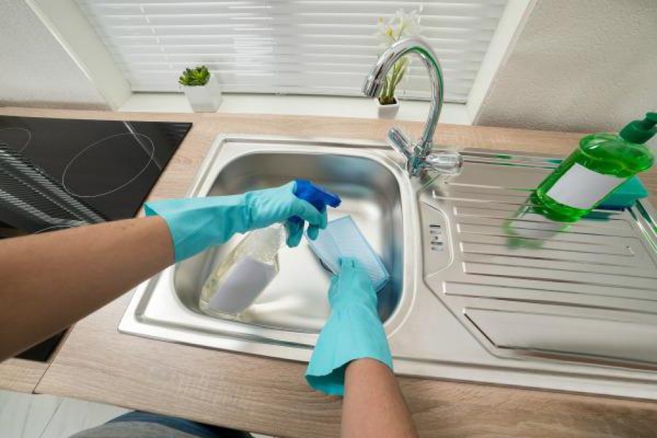 Что делать, если из раковины на кухне или в ванной идет неприятный запах канализации Как избавится от этого запаха с помощью подручных средств и бытовой химии