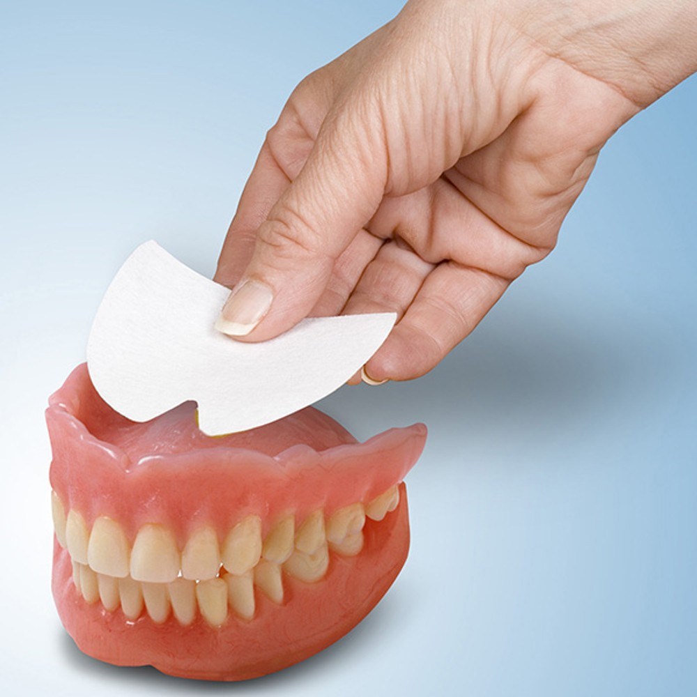 Как хранить зубные протезы (съемные, пластмассовые): ночью, в растворе, правила чистки