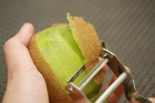 Как правильно и быстро чистить киви от кожуры пошагово в домашних условиях: лайфхак