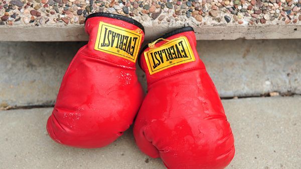 Как стирать боксерские перчатки после тренировки: как убрать запах, можно ли постирать боксерские бинты, как ухаживать, из чего делают боксерские перчатки, сушилка