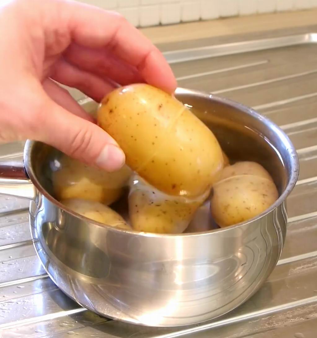 Как мгновенно очистить вареную картошку