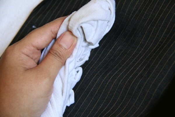 Как убрать блеск с брюк от носки и избавиться от залоснившихся мест на брюках на попе и на одежде