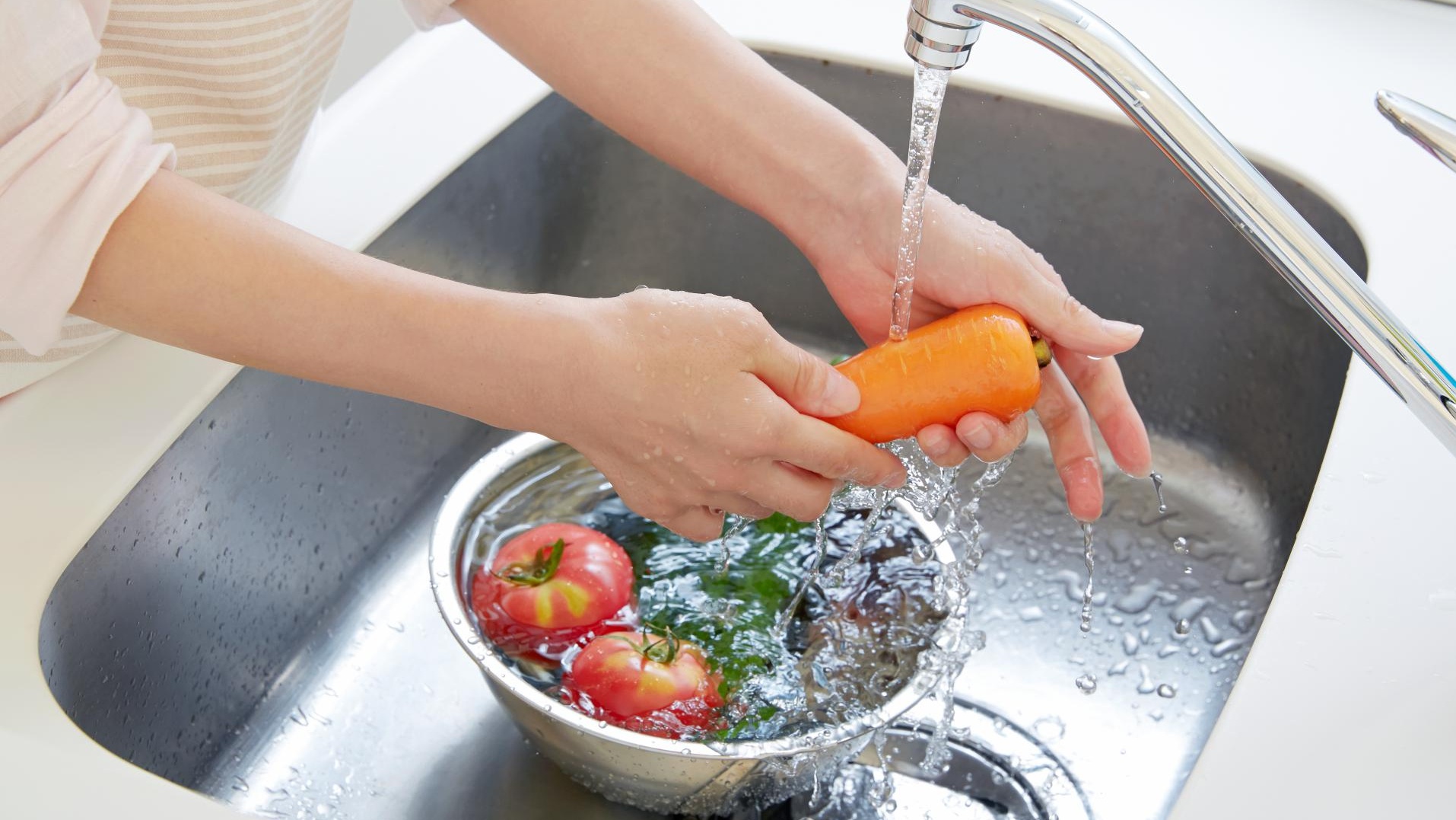 Защита для ванны от брызг. Защита от брызг для раковины на кухне. Мойка овощей. Мыть овощи картинка. Как правильно мыть фрукты