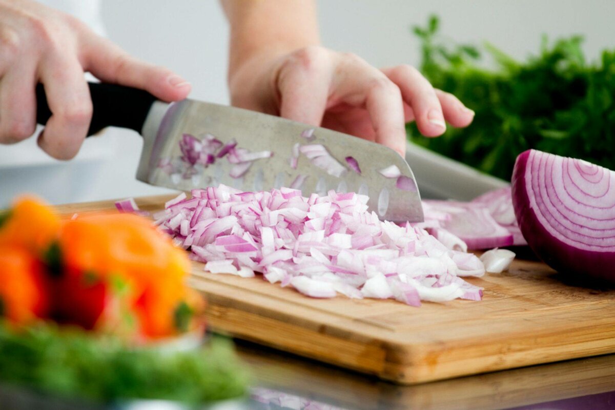 Как резать лук и при этом не плакать – советы опытных кулинаров