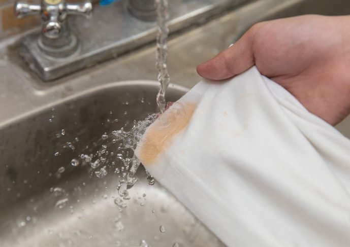 Пятно на белой футболке: как вывести, убрать и чем отстирать