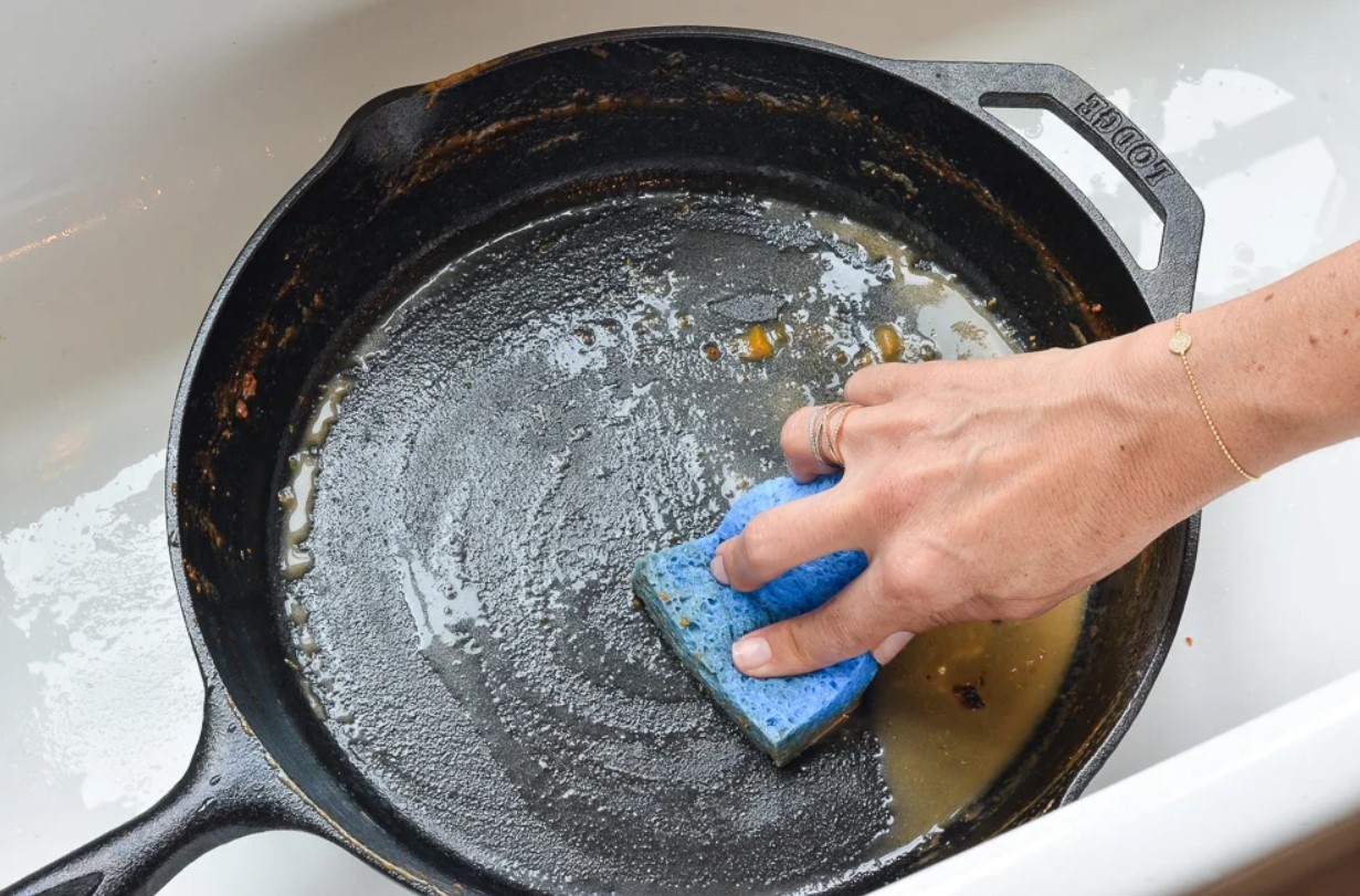 Как прокалить чугунную сковороду перед первым применением солью