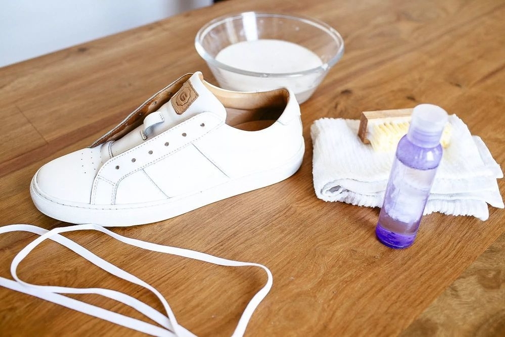Чем и как эффективно почистить белые кроссовки из разных материалов