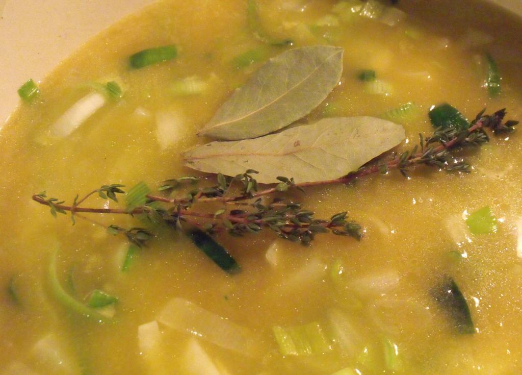 Правила использования лаврового листа в кулинарии Как, когда и зачем добавлять пряность в суп В каких супах лавр лишний