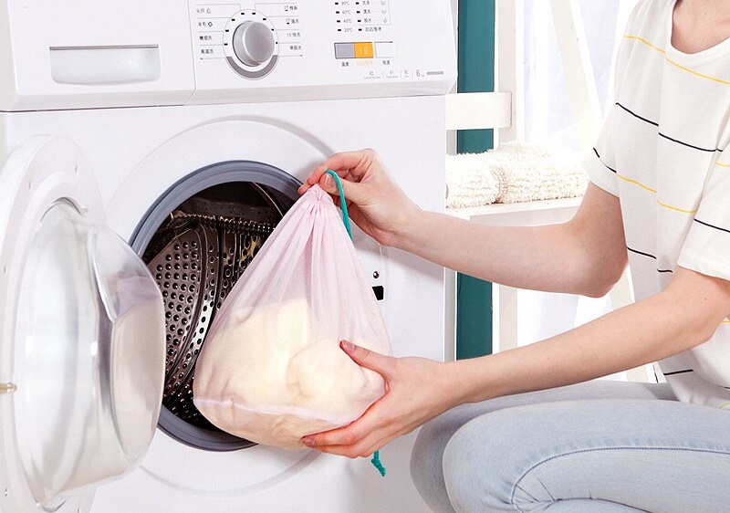 Как стирать тюль в стиральной машине-автомат и вручную, можно ли замачивать и в чем, как правильно убрать жирные пятна и плесень в домашних условиях?