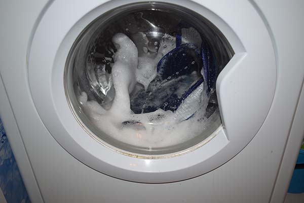 Как стирать коврик для ванной: в машинке или вручную