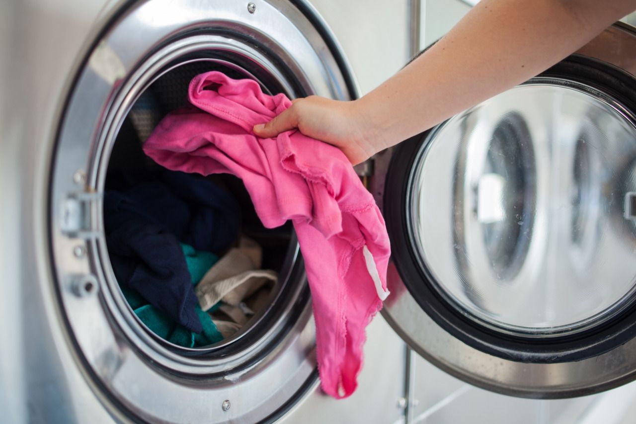 Как правильно стирать непромокаемый наматрасник в стиральной машине и руками?