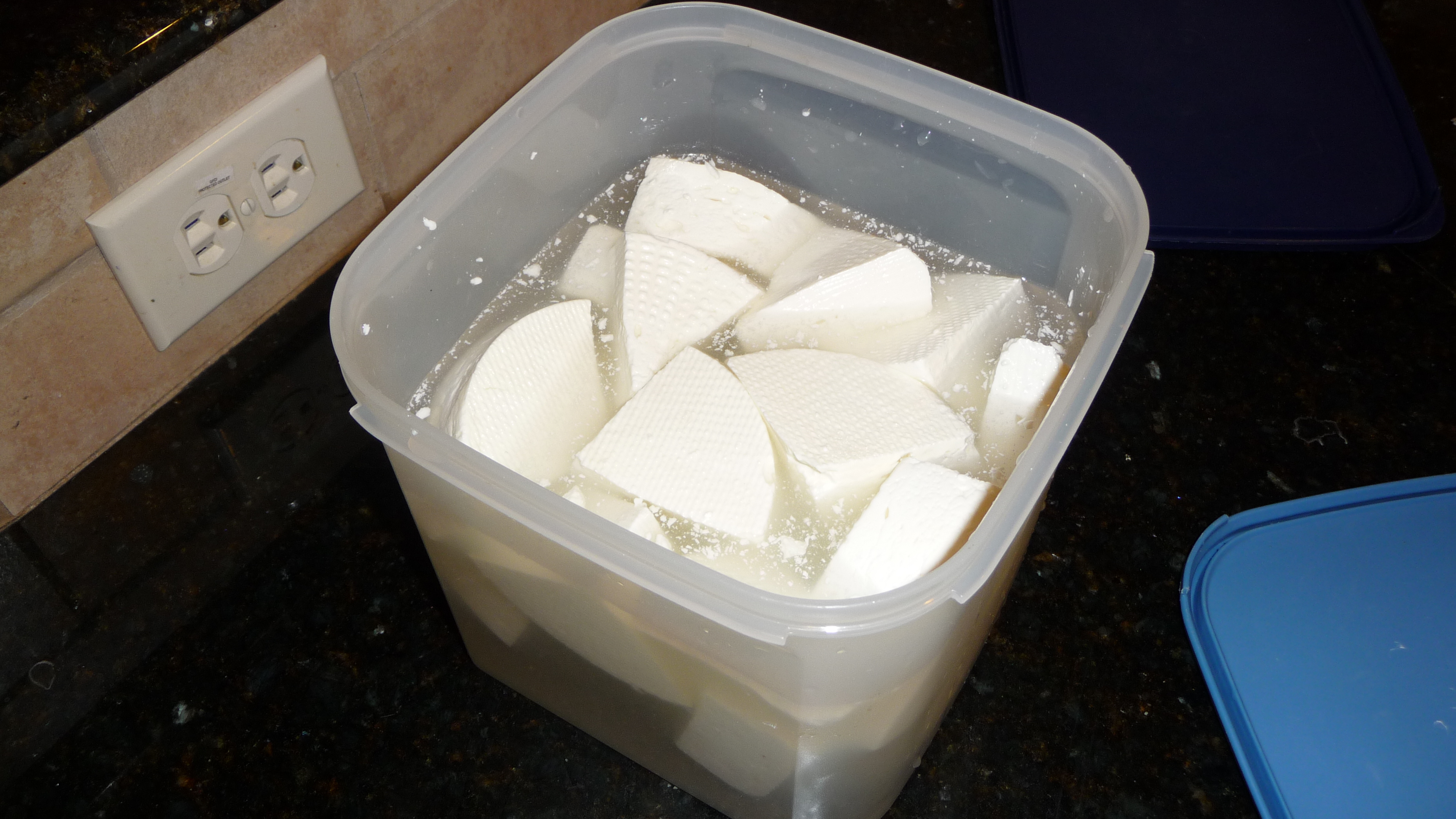 Как хранить сыр в холодильнике долго свежим, можно ли хранить в морозилке, сколько хранится сыр в холодильнике
