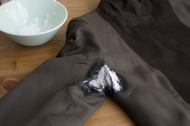 6 способов удалить следы дезодоранта с одежды - самые эффективные