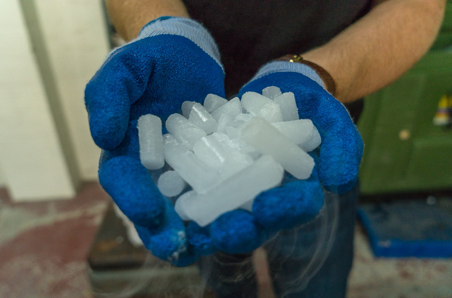 Что можно делать с сухим льдом. как делать, хранить и использовать сухой лёд дома. сухой лед из соды и уксуса