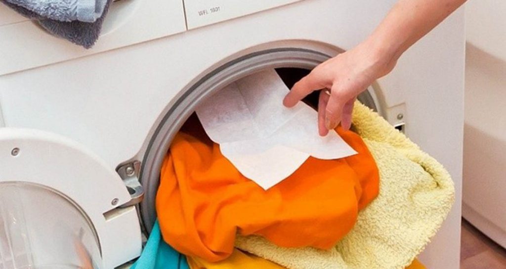Лайфхак для стирки: зачем нужно класть влажную салфетку в стиральную машину