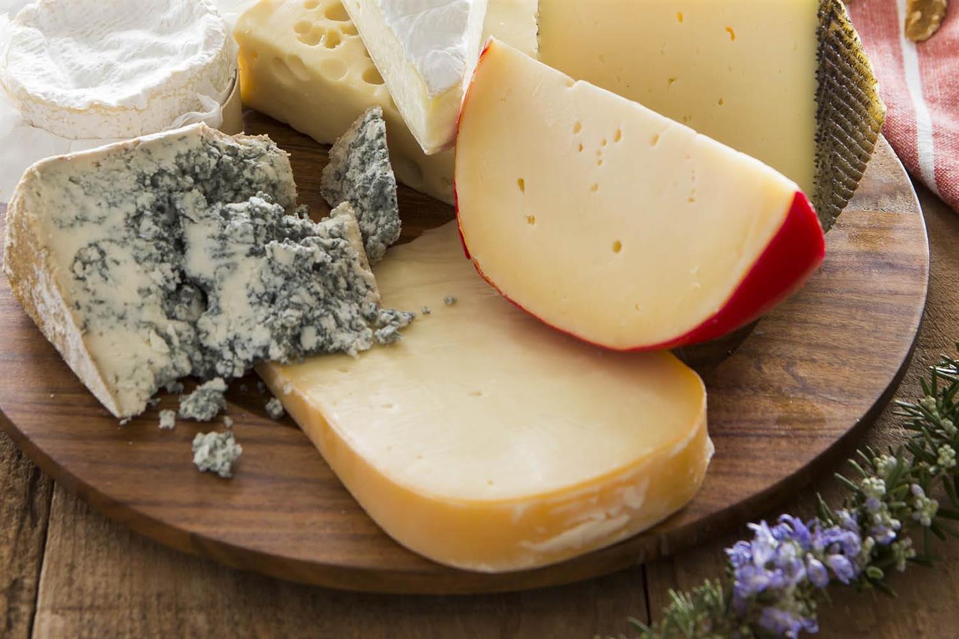 Правила долгого хранения сыра разных сортов в холодильнике и не только
