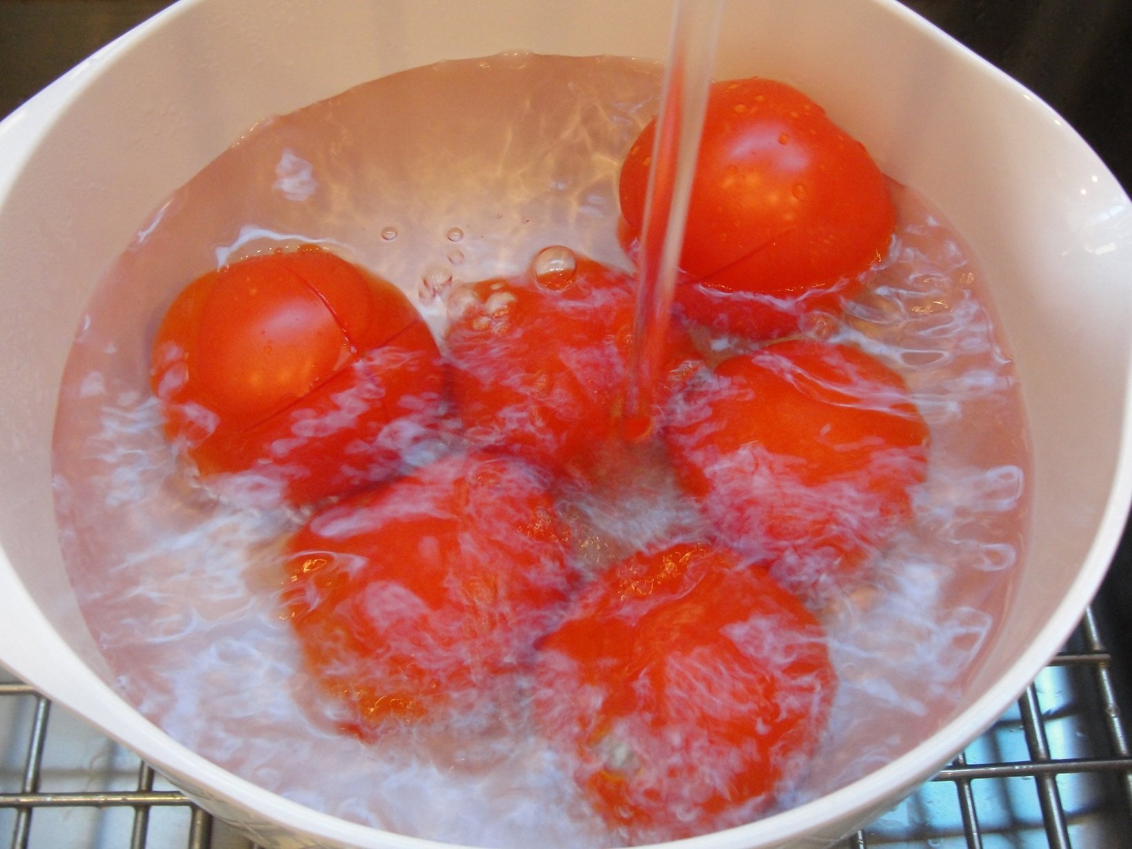Как быстро очистить помидоры от кожицы: с помощью кипятка, микроволновки, а также другими эффективными способами удаления кожуры, видео