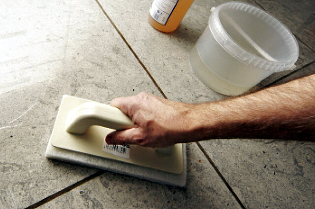 Чем мыть крашеные полы чтобы и ламинат блестели. как удалить пятна на стенах и потолке