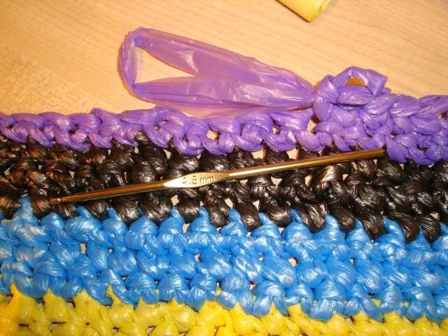 Изготовление поделок и вязание крючком изделий из полиэтиленовых пакетов
