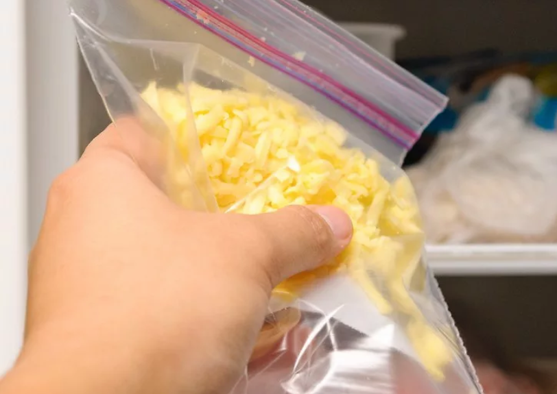 Можно ли хранить сыр разных сортов в морозилке