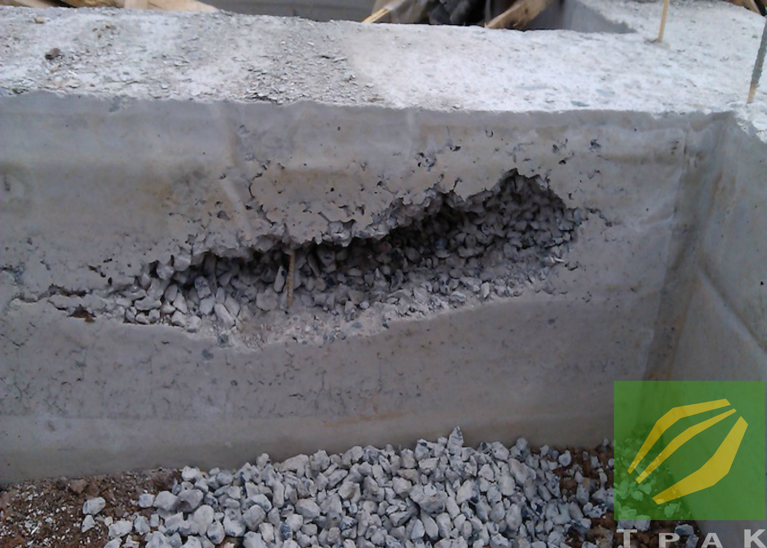 Крошится и разрушается бетон: причины и методы предотвращения?