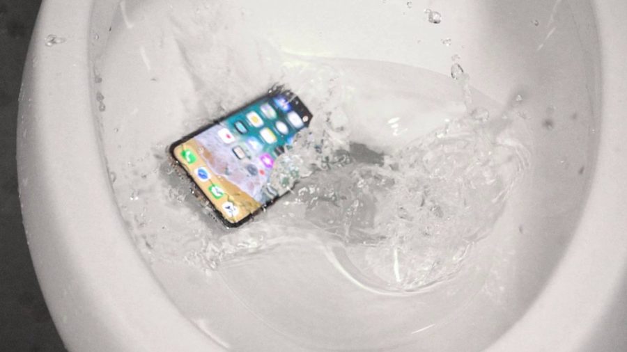 Как восстановить телефон, упавший в воду