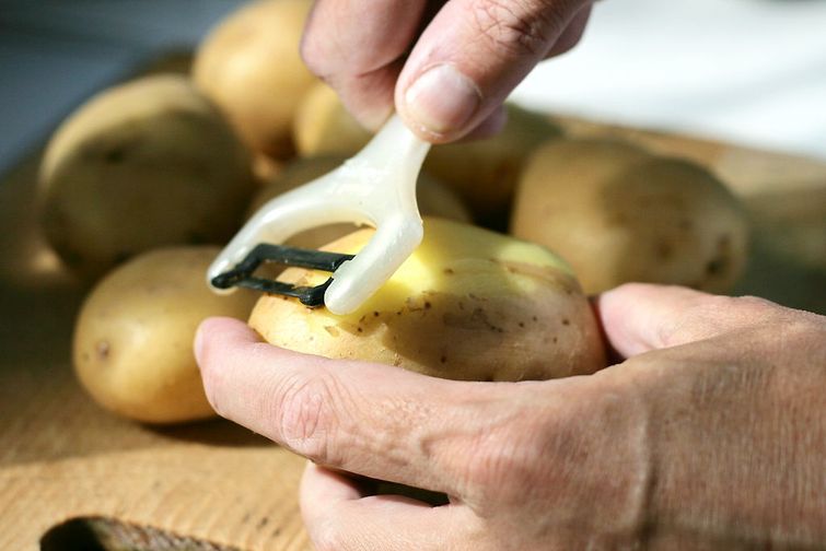 Как легко отмыть картошку от земли. как легко и быстро почистить молодую картошку: полезные советы