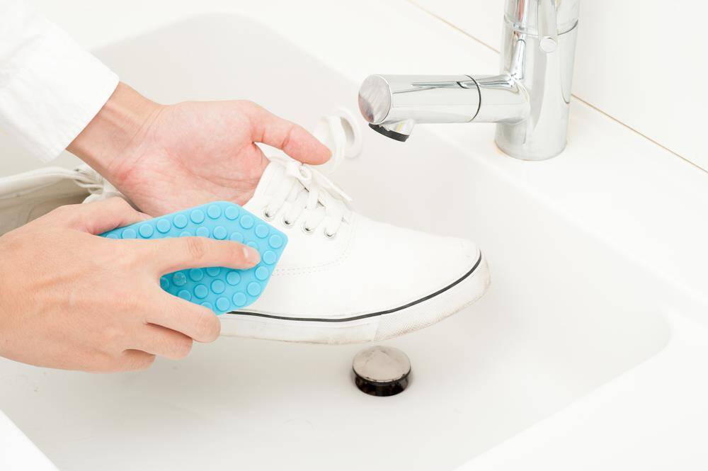 Как отмыть белые кроссовки в домашних условиях от въевшейся грязи