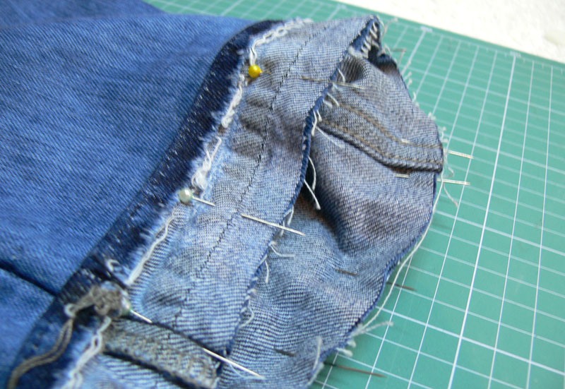 Как ушить широкие джинсы в поясе: 4 способа, доступных в домашних условиях