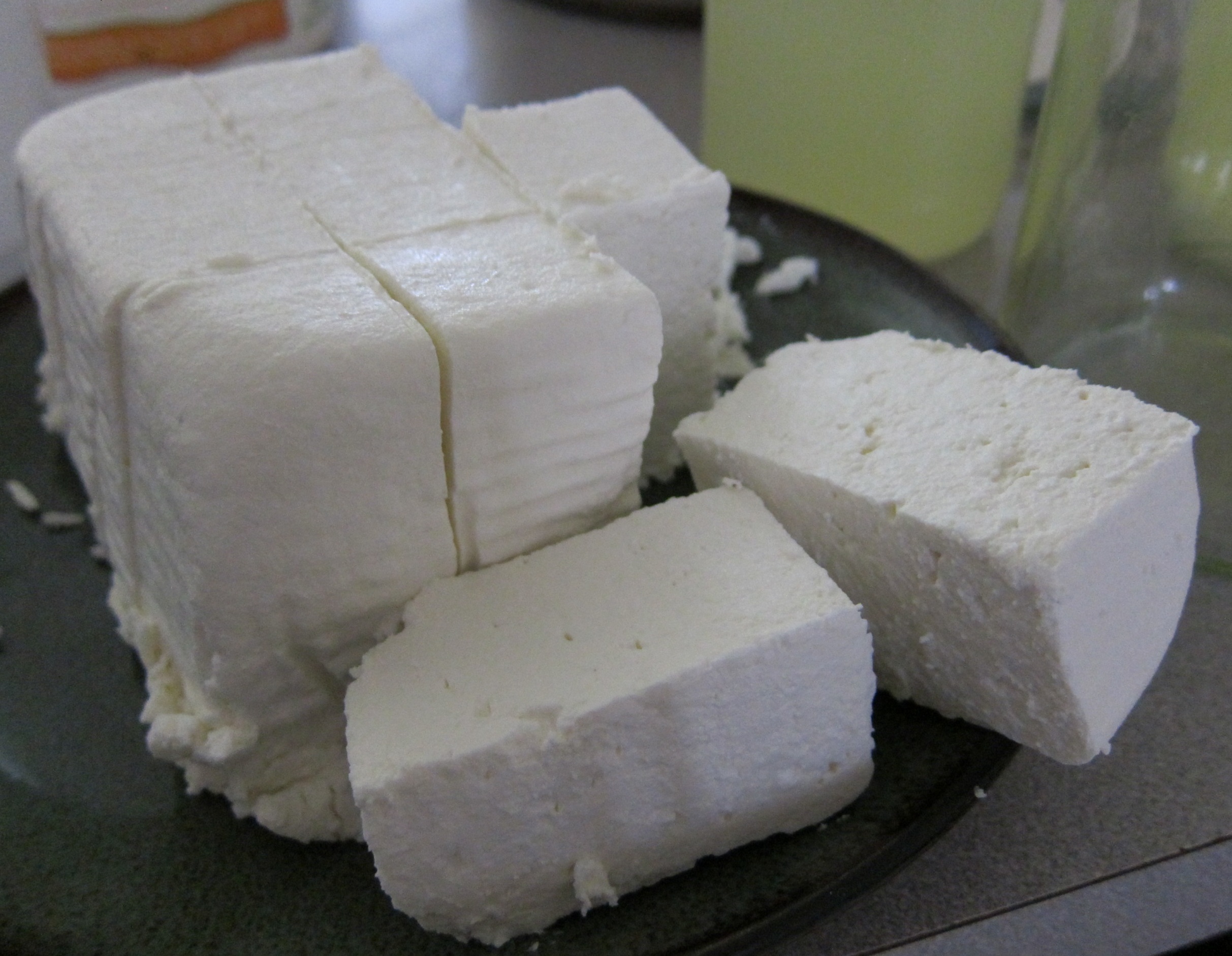 Можно ли хранить сыр в морозилке: как долго, способы и особенности