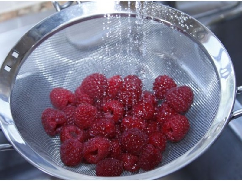 Любители замороженных ягод разделились на два лагеря — одни тщательно моют клубнику и малину, прежде чем съесть, а другие считают это излишеством Кто же прав
