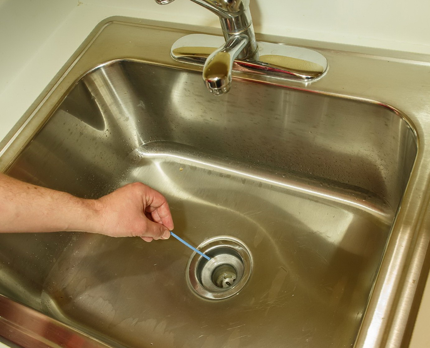 Воняет из раковины на кухне канализацией — что делать и как устранить?