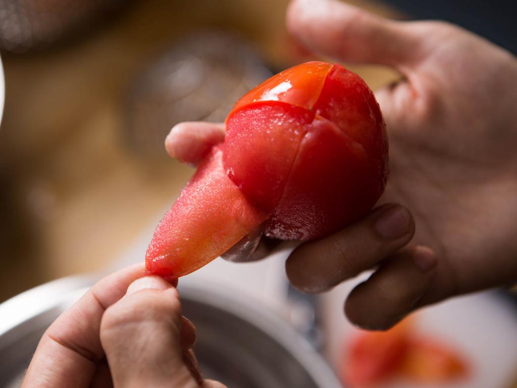 Как снять кожуру с помидоров. как быстро и легко очистить помидоры от кожуры. в этой статье мы расскажем вам четыре простых способа как снять кожуру с помидоров.